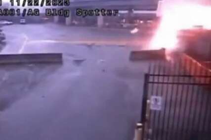 (VIDEO) Dvije osobe su stradale: Kamere snimile trenutak eksplozije automobila na granici SAD i Kanade