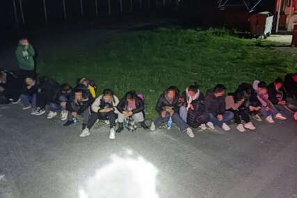 (FOTO) UHAPŠENA DVA VOZAČA Na graničnom prelazu spriječeno krijumčarenje 38 osoba