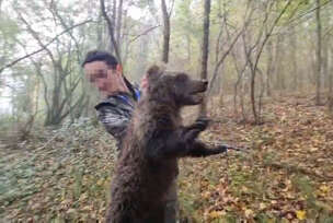 lovac drži medvejda