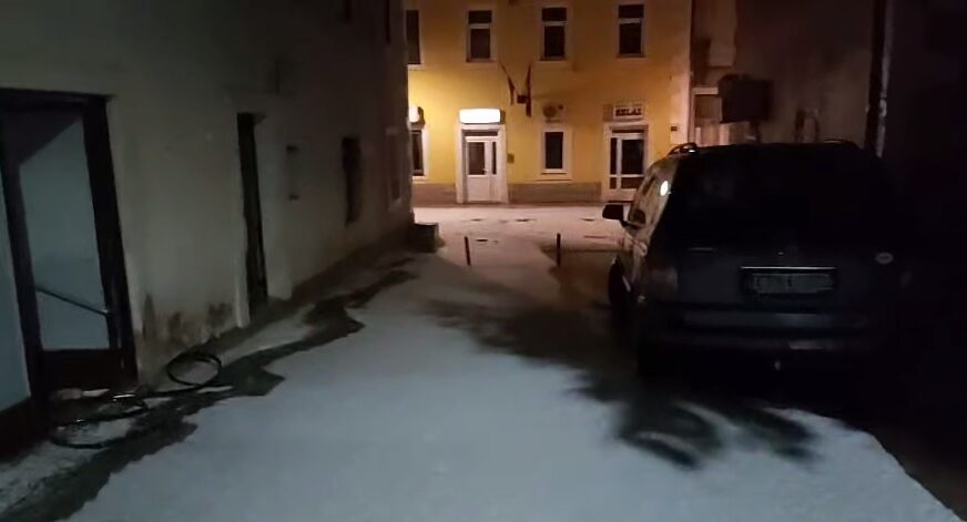(VIDEO) Trebalo samo nekoliko minuta: Led prekrio ulice Livna