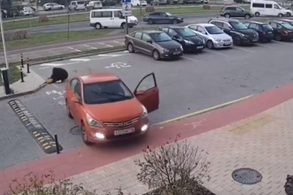 (VIDEO) UZNEMIRUJUĆI SNIMAK Majka autom prešla preko petogodišnjeg sina