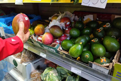 mango i avokado na policama u trgovini
