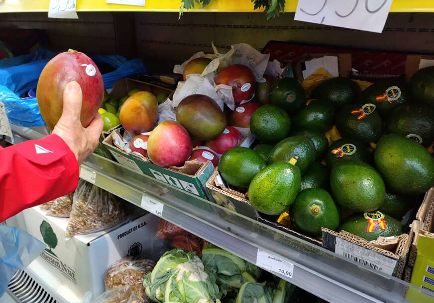 mango i avokado na policama u trgovini