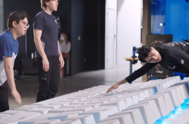 (VIDEO) ZANIMLJIVA KREACIJA Kako izgledaju najveći miš i tastatura u svijetu
