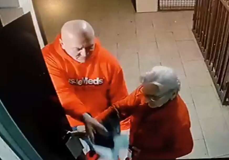 muškarac krade novčanik starici ispred lifta