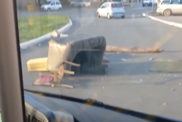 (VIDEO) U Zemunu nastao opšti haos: Na put izbacio trosjed i spriječio da autobus prođe