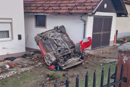 (FOTO) Teška nesreća: Autom se zakucao u kuću i prevrnuo