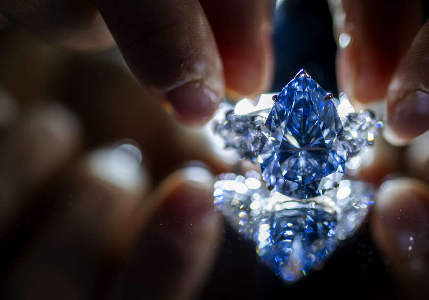 "Najveći živopisni dragulj" Plavi dijamant prodat na aukciji za 44 miliona dolara