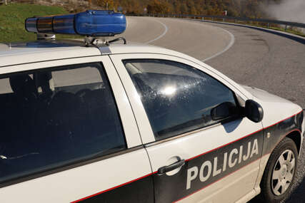 Saobraćajna nesreća u Jablanici: Automobil udario u zaštitnu ogradu, nema povrijeđenih