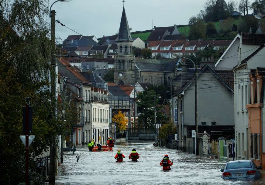 Ljudi hodaju kroz poplavu u Francuskoj