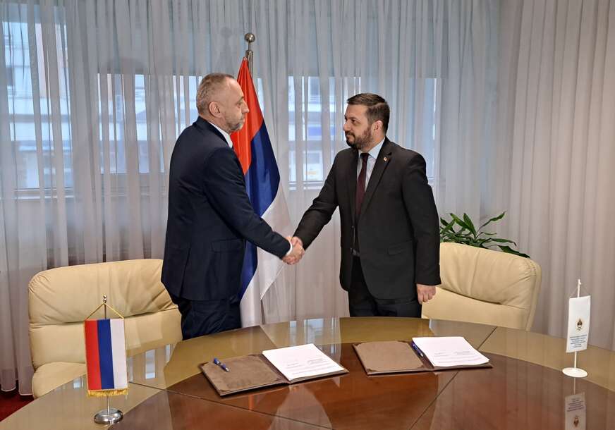 dejan Đukanović i Danijel Egić se rukuju