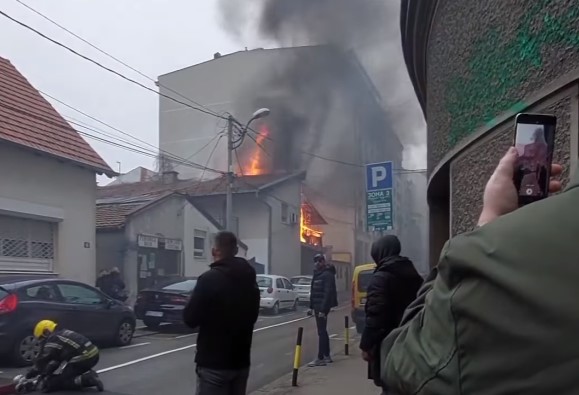 (VIDEO) "Čovjeku se zapalio kompjuter" Požar prijeti i drugim kućama