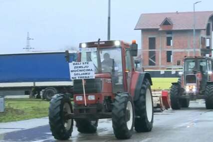 (VIDEO) „Dali ste zemlju moćnicima, seljaku ne treba“ Protest poljoprivrednika u Gradiški, nezadovoljni odlukama ministra