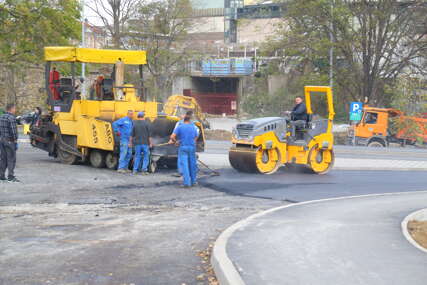 radnik asfaltiranje raskrsnica kružni tok radovi Ekvator