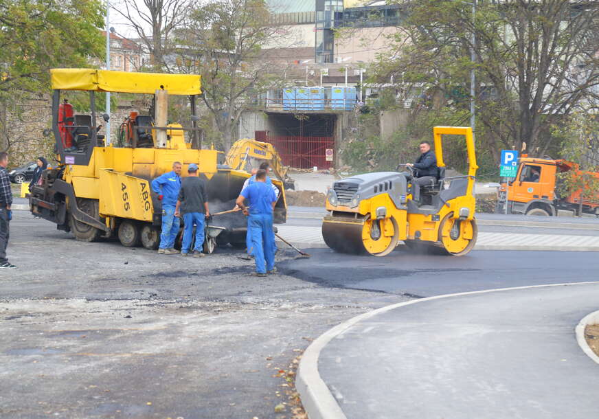 radnik asfaltiranje raskrsnica kružni tok radovi Ekvator