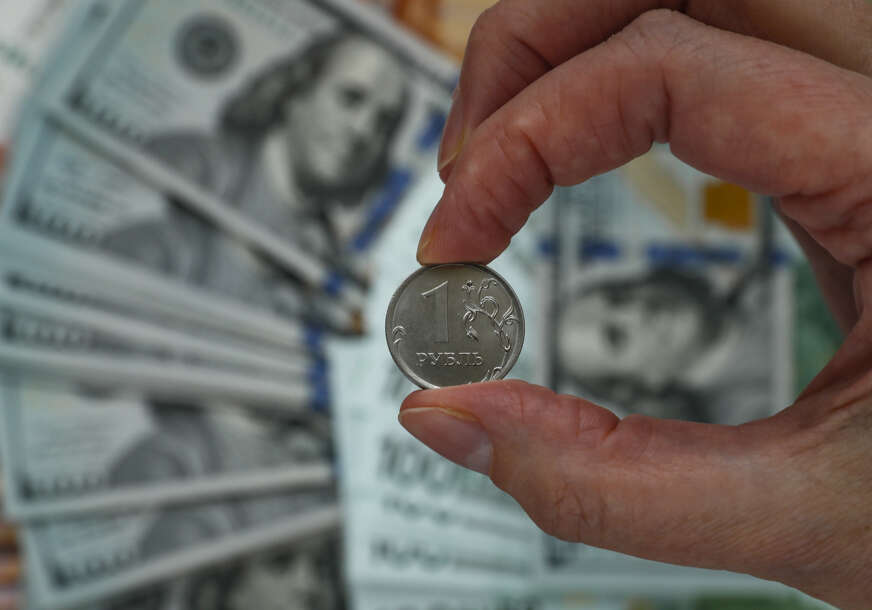 Rublja najjača u odnosu na dolar i evro: Ruska valuta dostigla najveću vrijednost