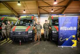 (FOTO) PODRŠKA DEMINIRANJU Evropska unija isporučila sanitetska i transportna vozila Oružanim snagama BiH