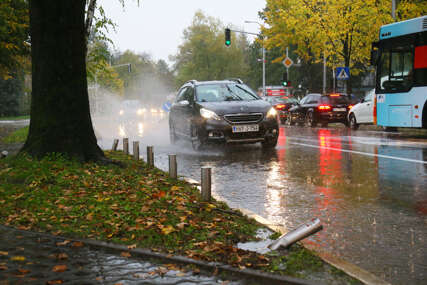 Vozači polako vozite: Saobraćaj se odvija po mokrim ili vlažnim kolovozima