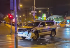 (VIDEO) Žena se “audijem” zakucala u džip policije: Zbog ove greške umalo došlo do tragedije, službeno vozilo smrskano