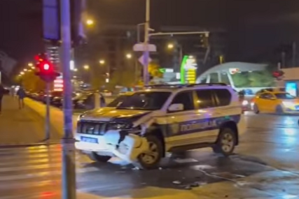 (VIDEO) Žena se “audijem” zakucala u džip policije: Zbog ove greške umalo došlo do tragedije, službeno vozilo smrskano