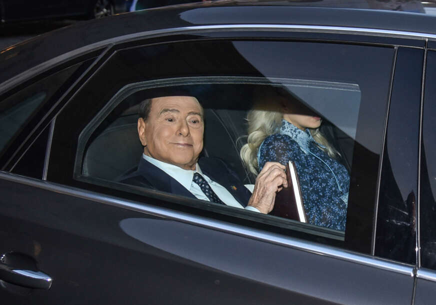 Silvio Berluskoni u autu