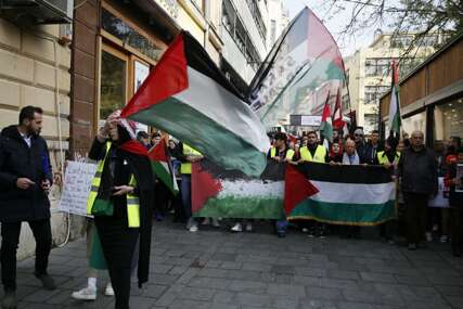 (VIDEO, FOTO) Zastave i transparenti na engleskom: Građani Sarajeva u protestnoj šetnji u znak podrške Palestini