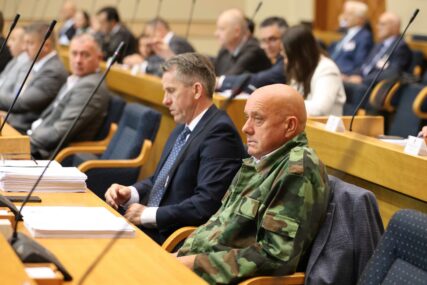 (FOTO) VOJNIK U SKUPŠTINI Dončić na sjednicu parlamenta došao u uniformi Vojske Republike Srpske