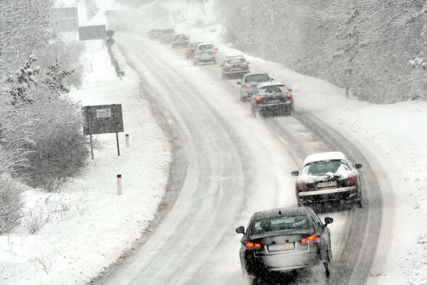 (VIDEO, FOTO) POLAKO JE BRZO Najvažnija pravila za bezbjednu vožnju u zimskim uslovima