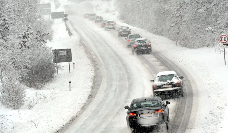 (VIDEO, FOTO) POLAKO JE BRZO Najvažnija pravila za bezbjednu vožnju u zimskim uslovima