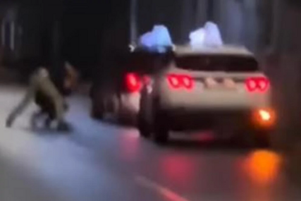 (VIDEO) ŽESTOKI OBRAČUN TAKSISTA Parkirali automobile, pa krenuli da se tuku i valjaju nasred ulice
