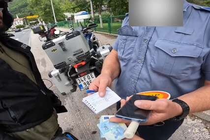 (VIDEO, FOTO) "Bio je to prvi put u životu" Motoristi snimili policajca koji ne zna engleski, ali zna jezik korupcije
