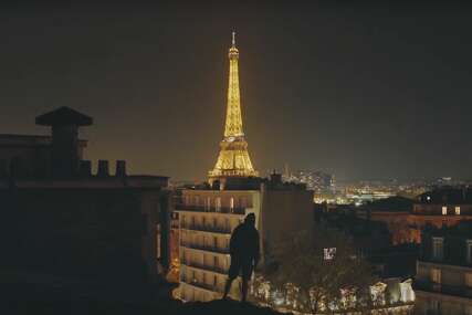 Čovjek na krovu u Parizu