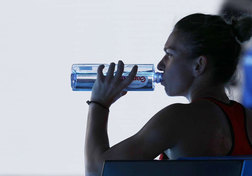 žena pije vodu
