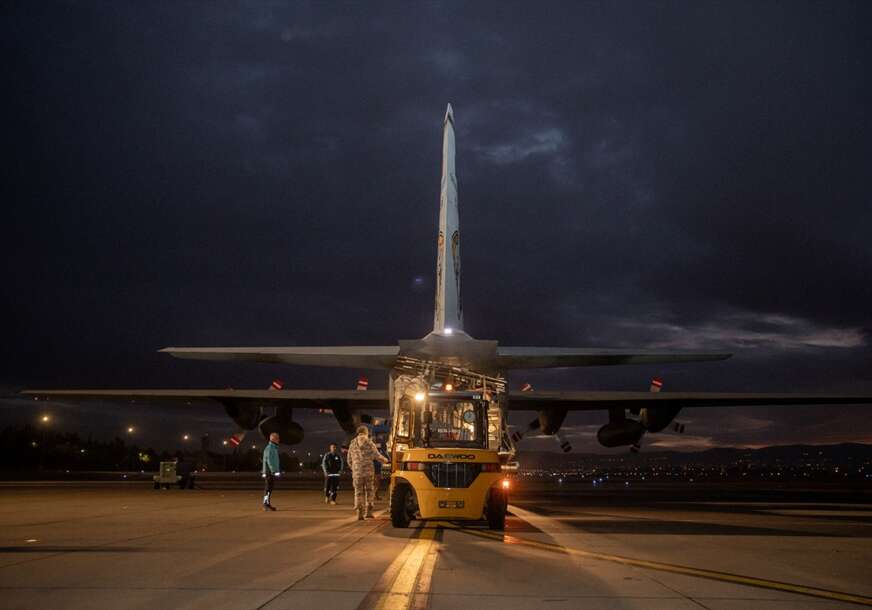 (FOTO) KRVAVI RAT Turska vojnim avionom poslala 8 tona medicinske pomoći za Pojas Gaze