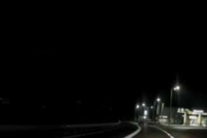 (VIDEO) Opasna vožnja u Zenici: Bahati vozač uključio se preko pune linije, pa vozio u suprotnom smjeru