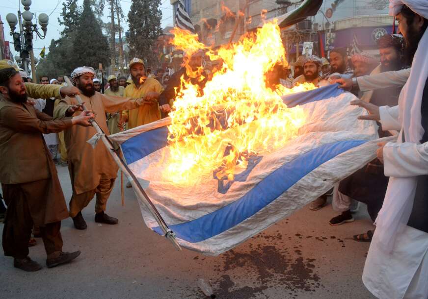 Grupa ljudi spaljuje zastavu Izraela