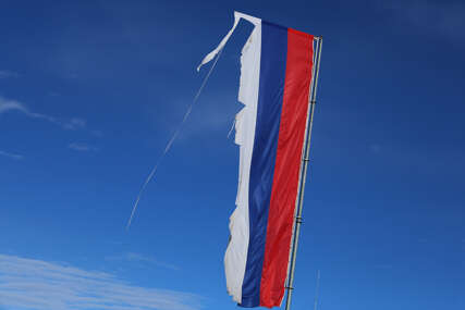 (FOTO) POCIJEPAN PONOS Zastava Republike Srpske pored „Delte“ u katastrofalnom stanju
