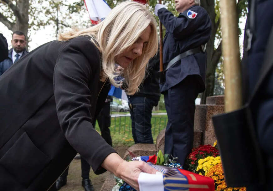 Željka Cvijanović polaže vijenac
