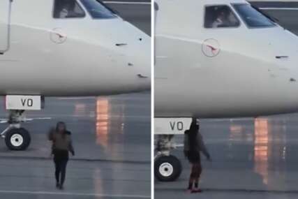 (VIDEO) Posada ostala u šoku: Žena zakasnila na let, pa otrčala na pistu i mahala pilotu da je pusti u avion