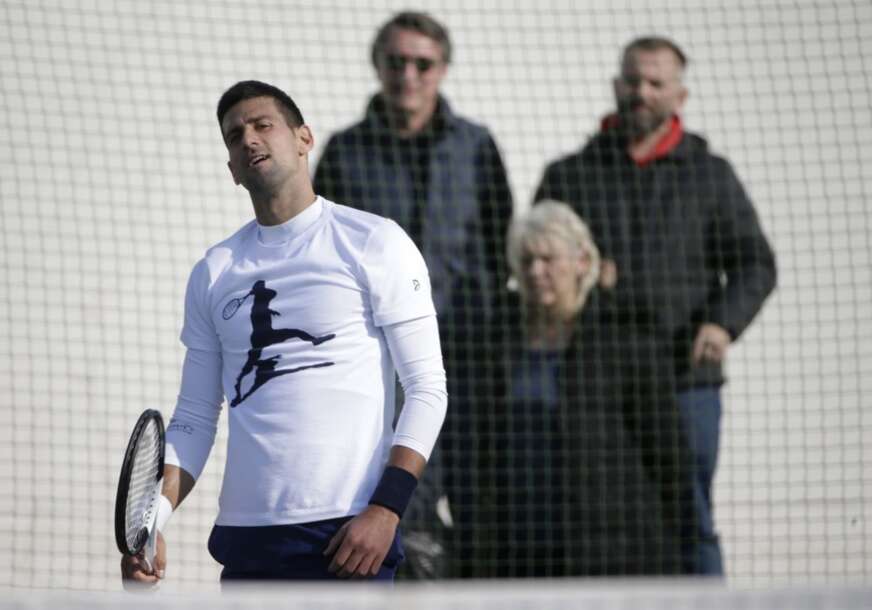 (FOTO) "Novak uopšte nije arogantan" Maniri najboljeg tenisera svijeta na kojima bi mnogi pozavidjeli