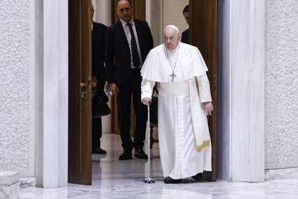 "Bolje sam, ali ne mogu da pričam dugo" Papa Franjo se oporavlja od upale pluća