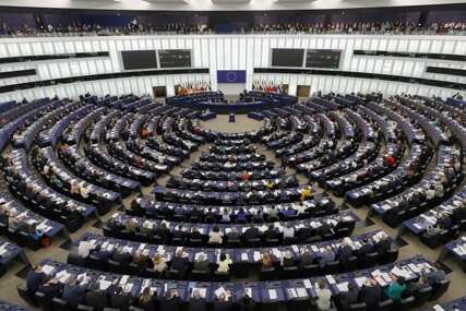 (FOTO) "Svi su se razbježali svojim kućama" Drama u Evropskom parlamentu, gosti dobili "sumnjive flaše vode"