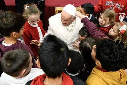 (FOTO) Papa Franjo proslavlja 87. rođendan: Na zabavi nastupila razigrana djeca