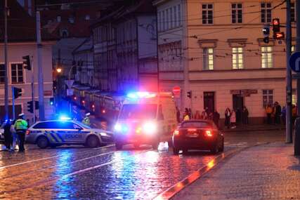(VIDEO) Čovjek snimao napadača u Pragu “Hej, tu sam, pucaj ovdje”
