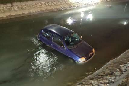 Pukla mu guma, pa sletio u kanal: Nesreća u Bijeljini, automobil završio u vodi (FOTO)