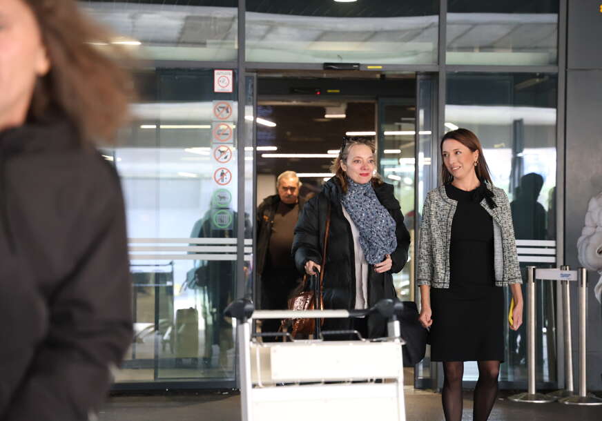 (FOTO) Unuka Čarlija Čaplina stigla u Beograd: Glumica u potpuno opuštenom izdanju pozirala na aerodromu, sve oči uprte u nju