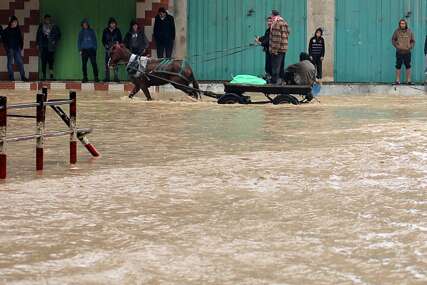 (VIDEO) Obilne kiše poplavile Gazu “Voda je procurila u šator, nismo mogli spavati” 