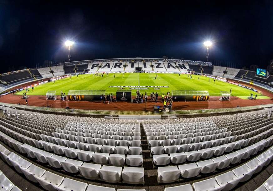 (FOTO) "Sve je ovo jer legende ćute" Navijači Partizana ogorčeni, stadion u užasnom stanju, zidovi popucali