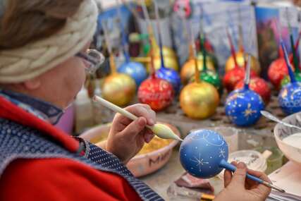 (FOTO) Zauzimaju značajno mjesto u ruskoj kulturi: Fabrika Birjusinka čuva višedecenijsku tradiciju ručne izrade božićnih ukrasa