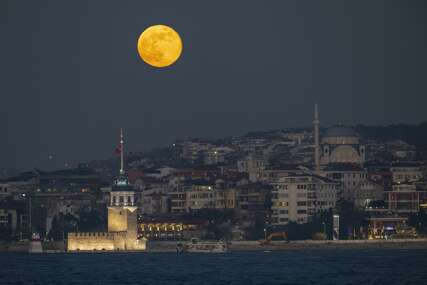 (FOTO) Pun Mjesec krasio nebo iznad Turske: Stanovnici imali priliku uživati u prizorima koji ostavljaju bez daha